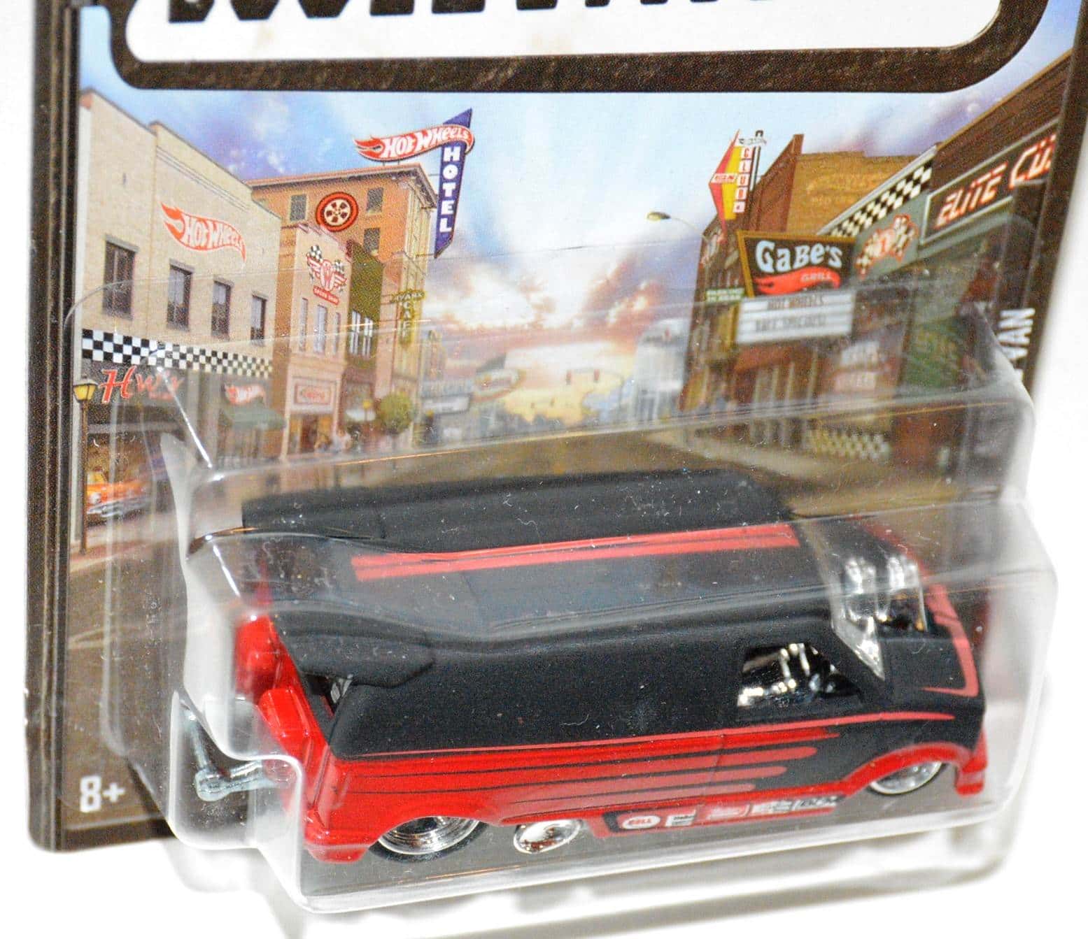 HW Boulevard '85 Chevy Astro Van - Universal Classic Toys
